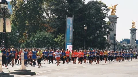 PARIS - SEPTEMBER 7, 2017: Big crowd are running the marathon in the city road Video stock 105165752