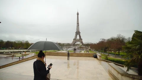PARIS - september 8, 2018: Eiffel tower view from Trocadero with people with Video stock 107231273