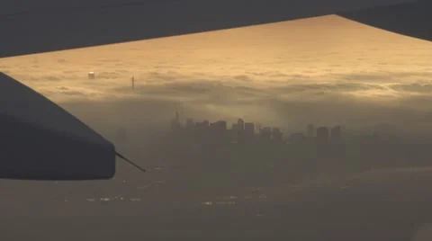 Paris from the sky - Eiffel Tower through fog and clouds Vidéo 57665104