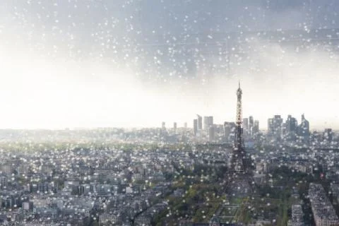 Paris Skyline With Eiffel Tower Seen Through Window With Raindrops Foto stock