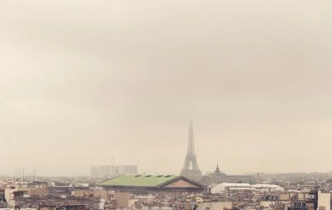Paris skyline with rooftops and the Eiffel tower on a foggy day. Paris symbol Foto stock