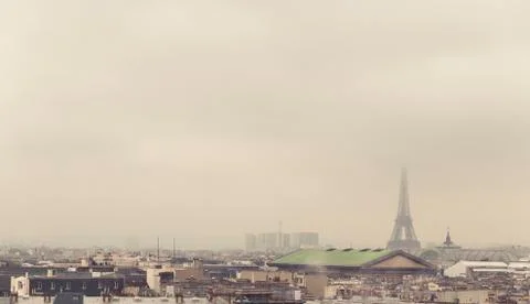 Paris skyline with rooftops and the Eiffel tower on a foggy day. Paris symbol Foto stock