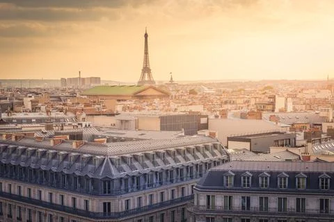 Paris skyline at sunset with Eiffel Tower above parisien roofs, Paris, France Foto stock