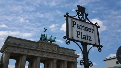 Paris Square in Berlin with Brandenburg Gate - BERLIN / GERMANY - MAY 21, 2018 Stock Footage 90305301