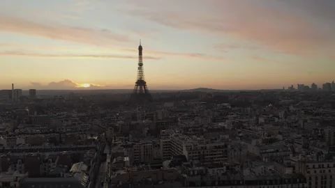 Paris Sunset Aerial View over the Cityscape and Iconic Iron Lattice Tower 库存影片 330995267