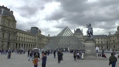 Paris. Tourists near Pyramide du Louvre. Stock Footage 102292753