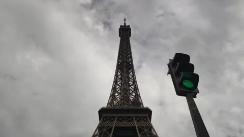 Paris Traffic Light Timelapse Cloudy Sky Eiffel Tower Urban France Vidéo 336571705