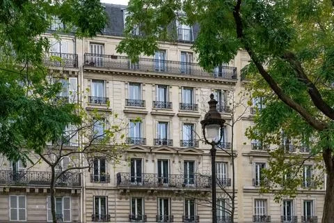 Paris, typical facade, building Fotos de archivo