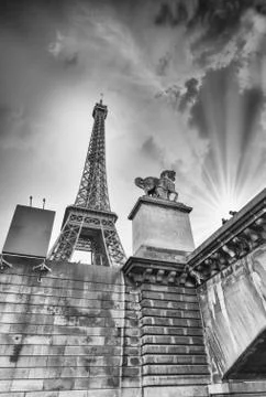 Paris. Upward view of Eiffel Tower and Iena Bridge from Seine Ri Foto stock