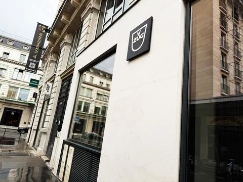 Paris V-ZUG Studio storefront and business facade with reflective windows, .. 스톡 사진