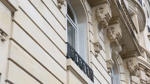 Parisian building Vídeos de archivo 47549530