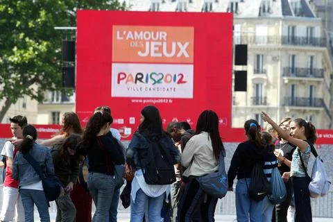 Paris's Open Support For The 2012 Olympic Bid Has Already Got Underway With Flag Foto stock