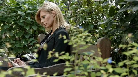 Park bench digital tablet - dolly Stock Footage 40107627