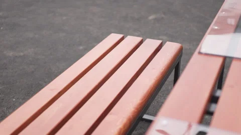 Park benches complement chess table creating leisure zone Vídeos de archivo 327795961