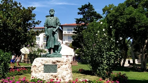 Park in city Rab with statue Stock Footage 113862147