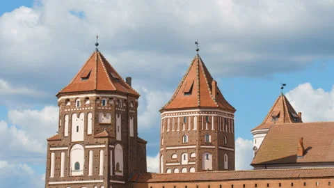 Park complex and castle in the town of Mir. Belarus. Time lapse. UNESCO world he Vídeos de archivo 114359031