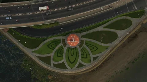 Park designed with Lotus flower pattern, Saigon River, traffic bridge, Vídeos de archivo 149086142