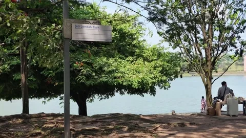 Park directional sign marked "Jeti Lembah Tasik". Video stock 341466083