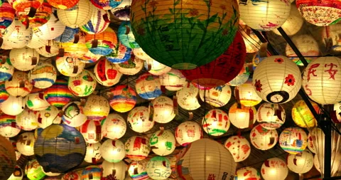 The park displays many hand-painted lanterns for the Lantern Festival. Stockbeeldmateriaal 328488397