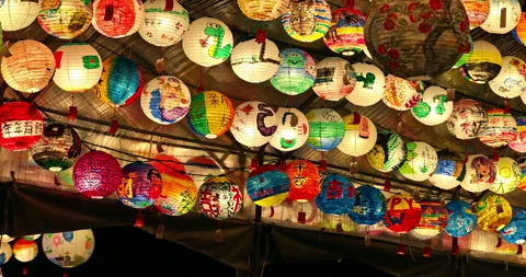 The park displays many hand-painted lanterns for the Lantern Festival. Stockbeeldmateriaal 328488593