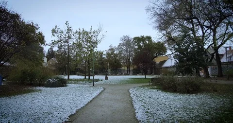 Park in old town Zagreb on a cloudy fall day 스톡 동영상 99307695