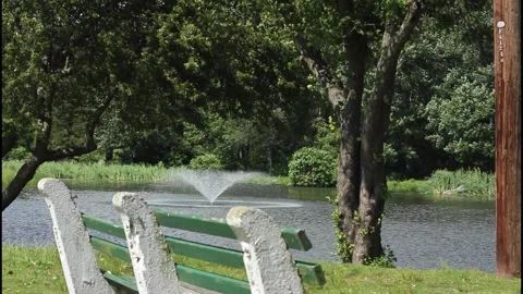 Park pond, park bench, trees, green grass, pond fountain 库存影片 304367722