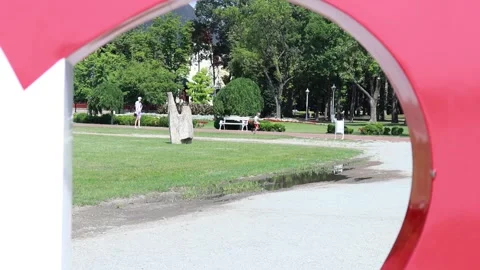 Park View through Abstract Pink Circle Frame 스톡 동영상 333554232