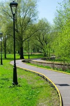 Park walking path with a lantern in the spring. Foto stock