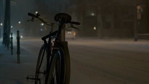Parked bicycle during snow fall. Video stock 104018388