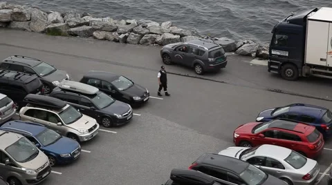 Parking inspector helps driver find parking spots Stockbeeldmateriaal 57309009
