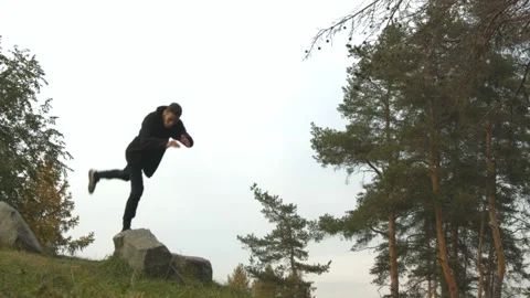 Parkour in the park. Видео 90463998
