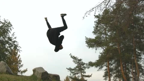 Parkour in the park. Видео 90464023