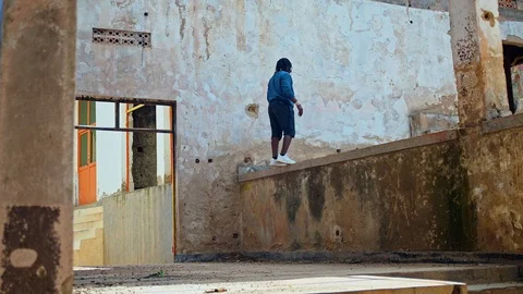 Parkour performer practicing in the warehouse Vídeo Stock 117690356