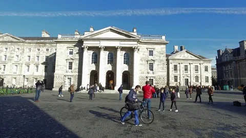 Parlament Square Campanile, Trinity College - Ireland Vidéo 75689293