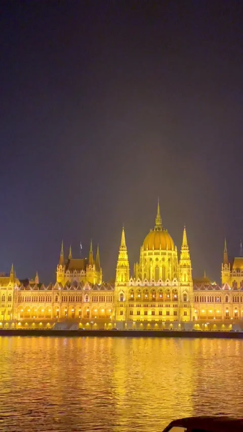 Parliament in Budapest with the Danube river. Vidéo 230010604