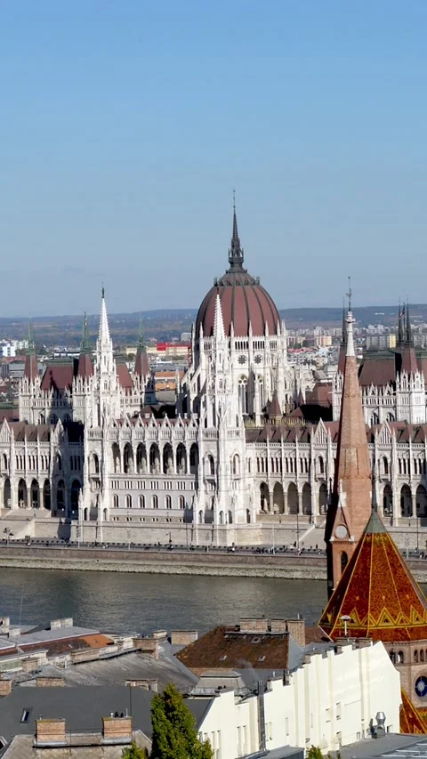 Parliament building viewed from Chain Bridge in Budapest Vídeos de archivo 334775253