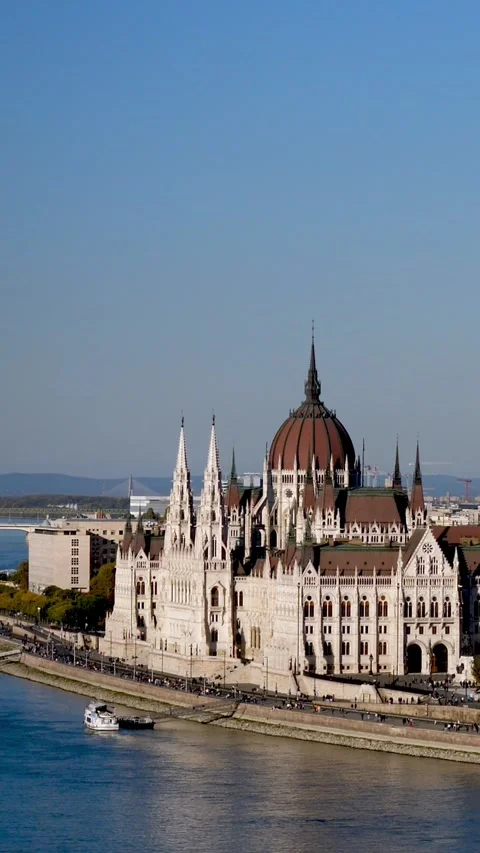Parliament building viewed from Chain Bridge in Budapest Vidéo 334775290