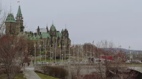 Parliament of Canada with provincial flags in foreground 스톡 동영상 24581752