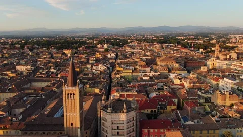 Parma aerial view drone flying over cathedral Vídeos de archivo 114654048