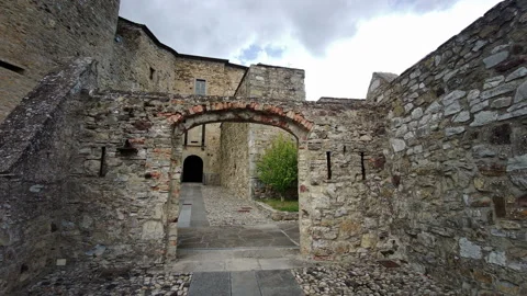 Parma bardi medieval castle stone entrance corridor Vidéo 141197152