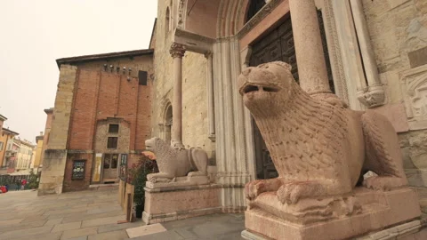 Parma, Emilia-Romagna, Italy. January 2022. Tilt footage of the two lions placed Vídeos de archivo 168256533