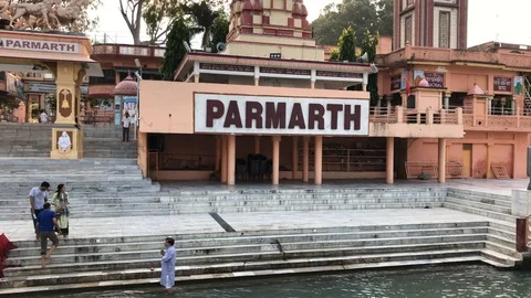 Parmarth Niketan Ashram in Rishikesh, Uttarakhand, India Vídeos de archivo 120328595