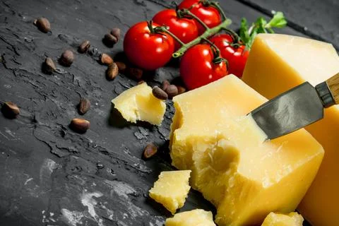Parmesan cheese with tomatoes, pine nuts and mint leaves. Foto stock