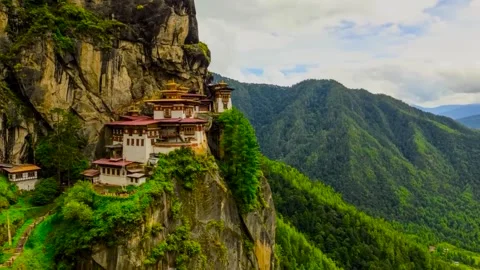Paro Taktsang Monastery during a cloudy day with tourist walking in and out of 库存影片 303055279