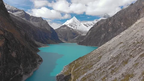 Paron lake with view to paramount mountain, fly going down Vídeo Stock 125459531