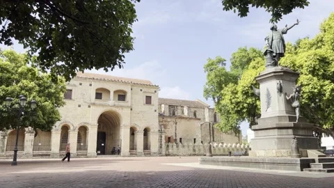 Parque Colón and Cathedral Nuestra Señora de la Encarnación in the historic 库存影片 300938447