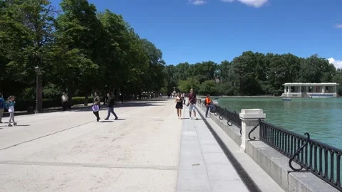 Parque de El Retiro, people walk at a large pond. Madrid, Spain, may 2017. Stock Footage 133087655