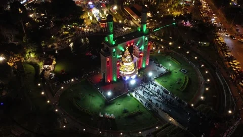 Parque de la amistad in surco with christmas tree decorations Vídeos de archivo 337802557