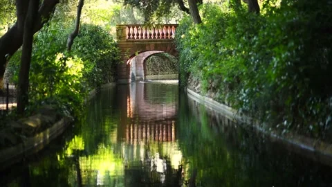 Parque del Laberinto de Horta, bridge over water channel with reflections and 库存影片 140813401
