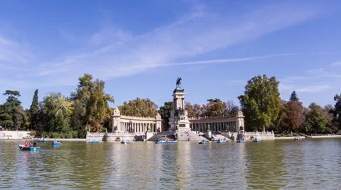 Parque del Retiro Scene with Statues HD Video stock 43252168